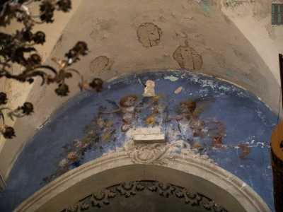 Alzando lo sguardo possiamo notare, al di sopra dell�arco che chiude la zona absidale, un decoro su sfondo azzurro di due scherzosi putti tra fiori colorati
